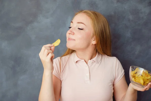 Carino giovane donna piace mangiare patatine fritte — Foto Stock