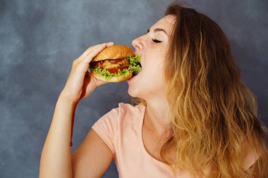 eller kadın Burger bulaşması yemek sosu ile