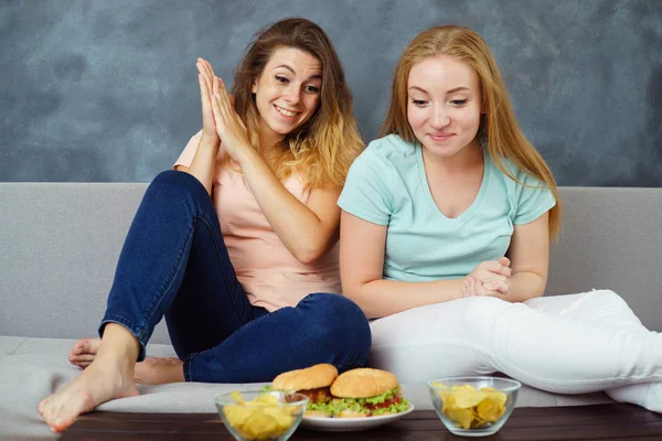 Due giovani donne pregustare cibo delizioso — Foto Stock