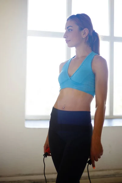 Apto mulher muscular desportiva com abdominais seis-pack — Fotografia de Stock