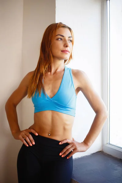 Primer plano de la mujer deportiva en forma con abdominales de seis paquetes —  Fotos de Stock