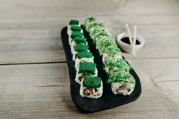 Японские суши с соусом и палочками — стоковое фото