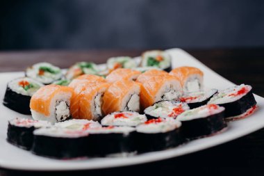 Japon Suşi kümesi üzerinde beyaz pate alır.
