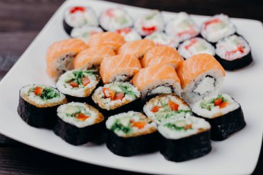 Japon Suşi kümesi üzerinde beyaz pate alır.