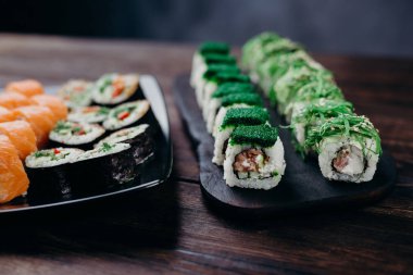 Japon maki sushi çeşitli dolguları ile rulo