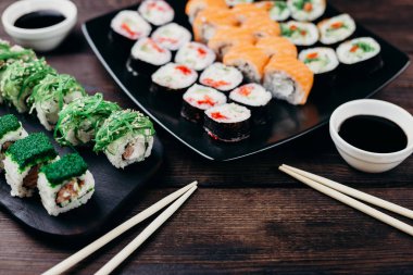 Japon maki sushi siyah plakalar rulo 