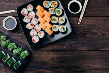Japon gurme suşi rulo siyah tepsiye hizmet