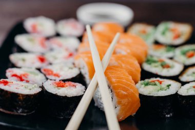 Japon Suşi ürün yelpazesine çubuklarla alır.