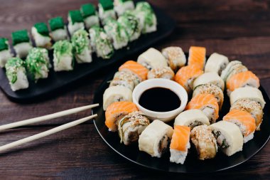 Japon Suşi ürün yelpazesine siyah tepsiye alır.