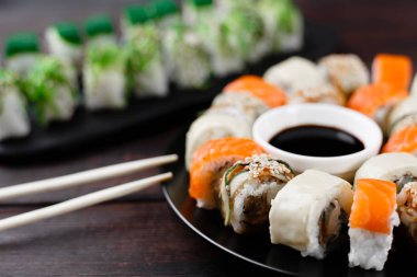 Japon Suşi ürün yelpazesine siyah tepsiye alır.