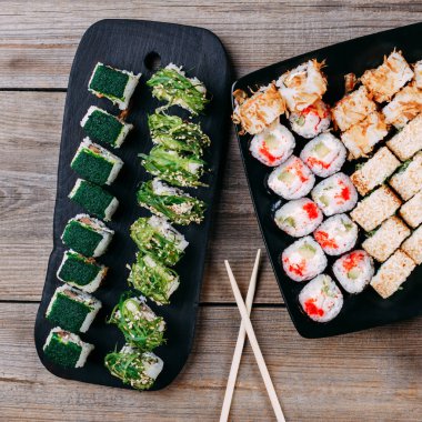 Suşi tabağı sos ve yemek çubukları, düz ile yatıyordu