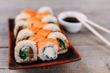 Japon maki sushi özgün kil tabaklarda rulo