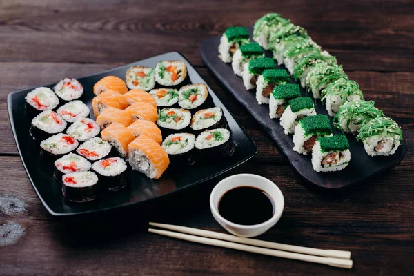 Siyah tabakta Japon suşi rulo
