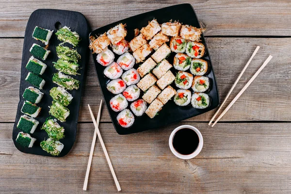Тарелка суши с соусом и палочками для еды, место для копирования — стоковое фото