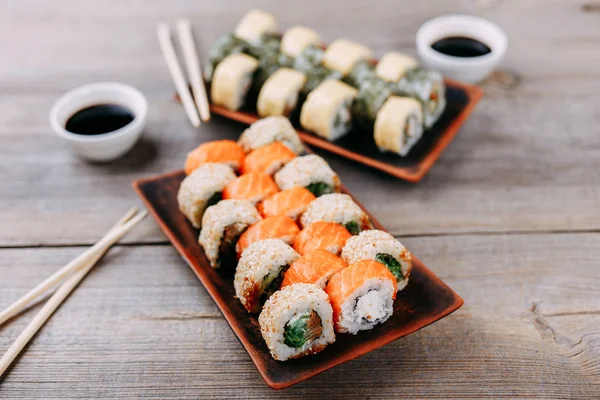 Японские суши, палочки для еды и соусы — стоковое фото