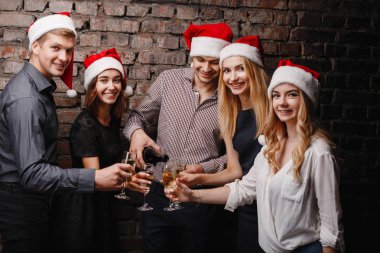 arkadaşlar şampanya içmek Noel kutlamaları