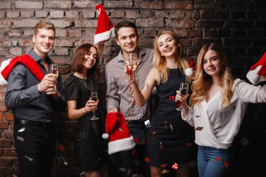 arkadaşlar şampanya içmek Noel kutlamaları