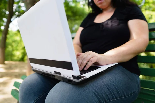 Obézní ženy pracovník s notebookem pracovat venku — Stock fotografie