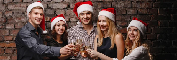 Arkadaşlar şampanya içmek Noel kutlamaları — Stok fotoğraf