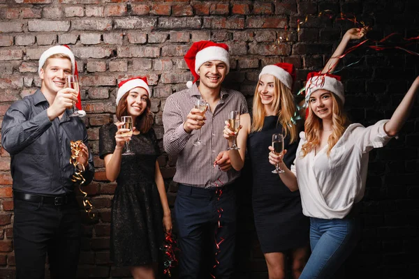 Arkadaşlar içki şampanya dans Santa kapaklar — Stok fotoğraf