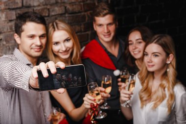 arkadaşlar selfie yapma Noel kutlamaları