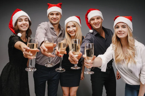 Arkadaşlar şampanya içmek Noel kutlamaları — Stok fotoğraf