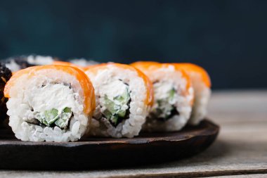 Suşi Tepsi, seçici odak alır. Kopya alanı