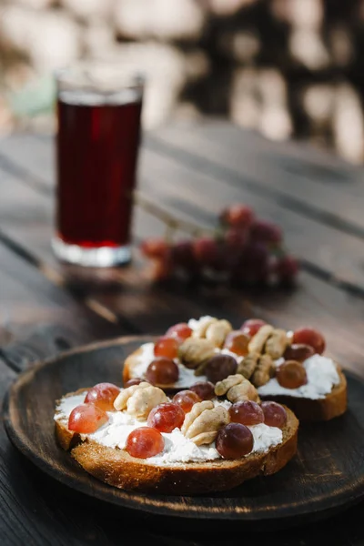 Домашній кросіні з виноградом, волоськими горіхами та рикоттою — стокове фото
