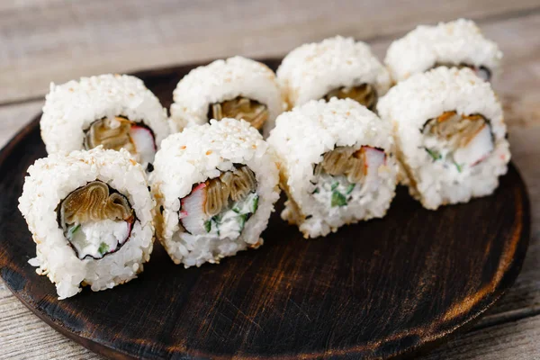 Rolos de sushi com carne de caranguejo, serviço de restaurante — Fotografia de Stock