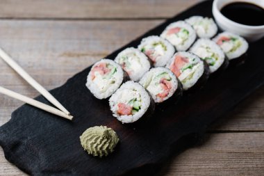 Suşi wasabi ve yemek çubukları ile hizmet alır