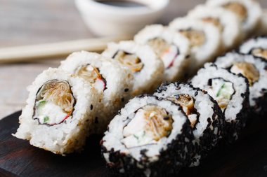  Yengeç eti dolguları ile ayarla suşi rulo yakın çekim