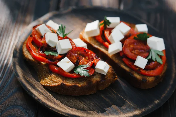 Rye bruschetta with grilled tomatoes and feta — Stock Photo, Image