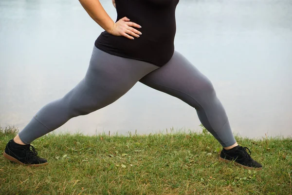 Жінка тренує ноги готується до бігу — стокове фото