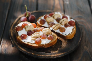 üzüm, ceviz ve ricotta ile ev yapımı crostini