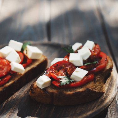 Bruschetta ızgara domates ve beyaz peynir ile
