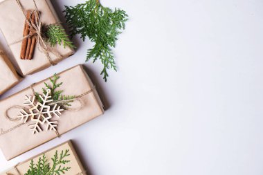 Noel hediye kutuları beyaz tablo, kopya alanı