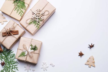 Beyaz arka plan üzerinde Noel dekor ve hediye kutuları