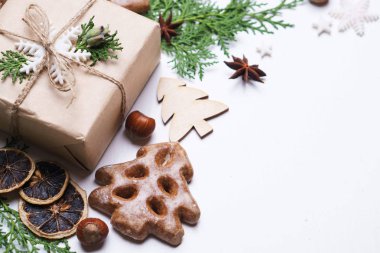 Hediye kutusu ve süslemeleri olan Noel arkaplanı