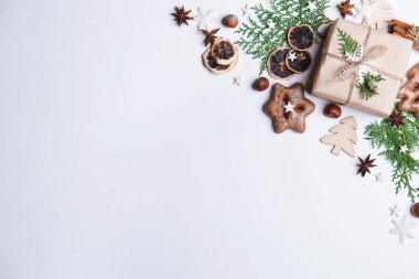 Hediye kutusu ve süslemeleri olan Noel arkaplanı