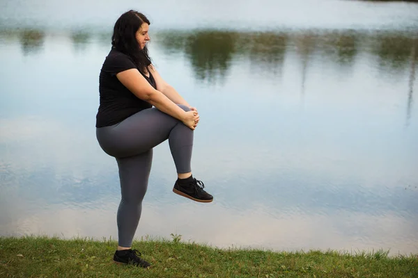 Mulher com excesso de peso prepare-se para correr no parque — Fotografia de Stock