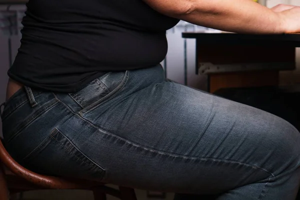Wanita gemuk duduk di kursi, tutup — Stok Foto