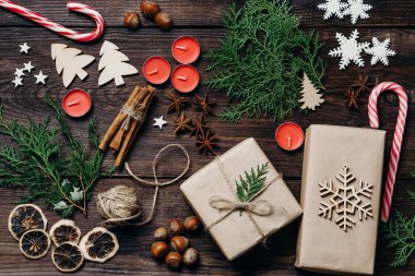 Hediye kutuları ve Noel süsleri, yakın çekim