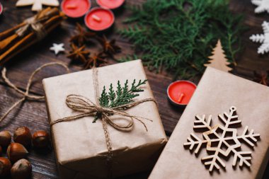 Hediye kutuları ve Noel süsleri, yakın çekim