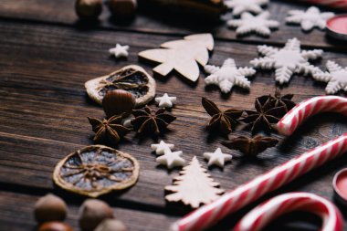 Noel süsleri, tatlılar ve baharatlar