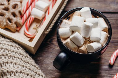 Örgü Battaniye, sıcak çikolata ve tatlılar tepsi