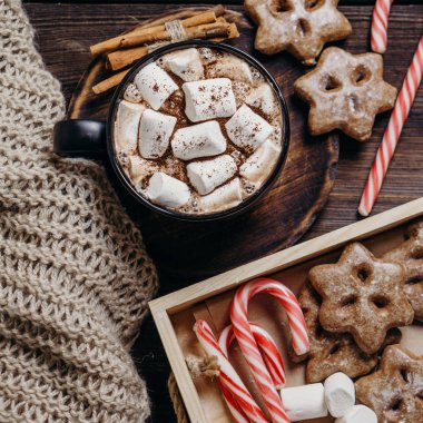 Sıcak çikolata, kış tatlılar ve örme battaniye