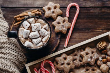 Sıcak çikolata, kış tatlılar ve örme battaniye