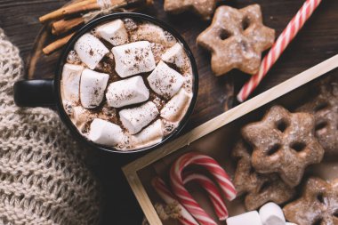 Sıcak çikolata, kış tatlılar ve örme battaniye