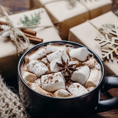 Sıcak çikolata ve hediye Noel arka plan