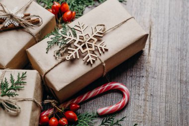 Noel hediye kutuları ve süslemeleri arka plan